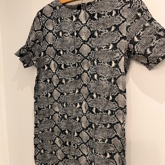 2/40$𝅺SNAKE print Zara  short sleeve tunic size m - Picture 1 of 7